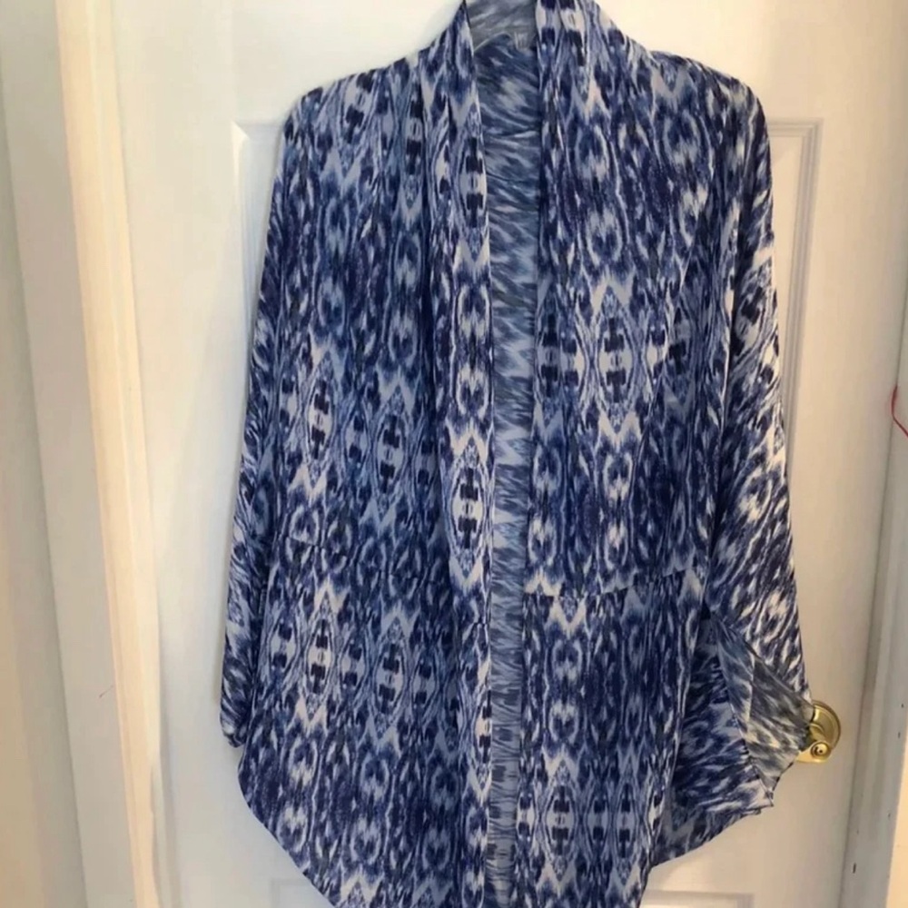 Blue and White oversized shall
Great for a swim cover